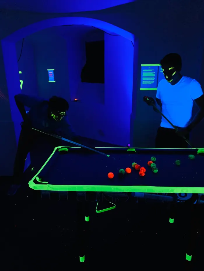 Der Neongaming Eventraum im Schwarzlicht