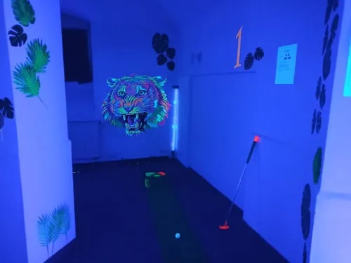Bürogolf-Bahn im Neonlicht