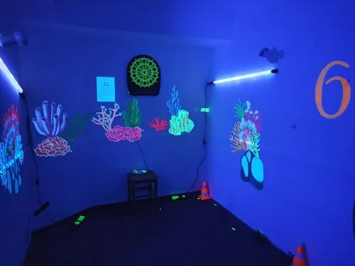 Dartscheibe an der Unterwasser-Neonwand