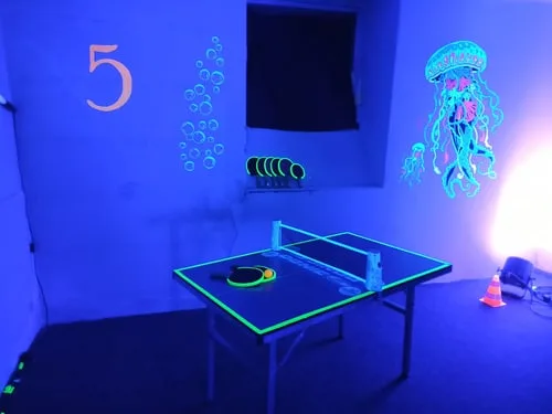 Tischtennisplatte mit Neonrand